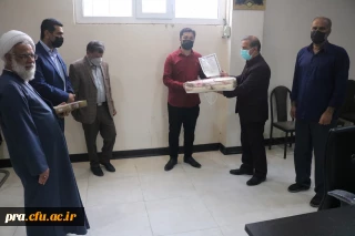 اهداء جایزه به دانشجو معلم آقای امیر رضا طیبی دانشجوی پردیس حضرت رسول اکرم(ص) اهواز