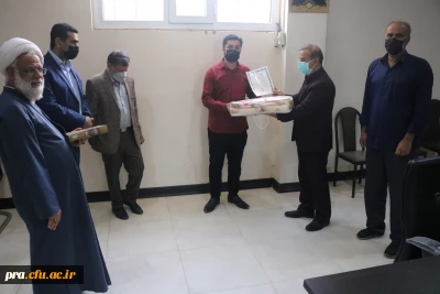 اهداء جایزه به دانشجو معلم آقای امیر رضا طیبی دانشجوی پردیس حضرت رسول اکرم(ص) اهواز