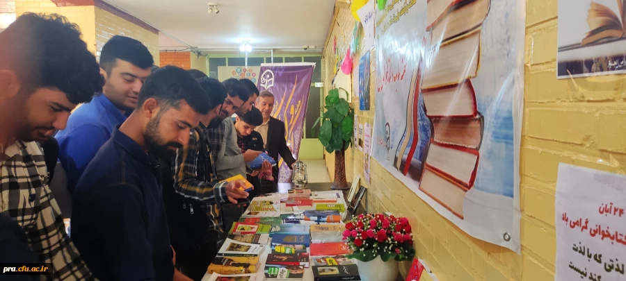 برپایی نمایشگاه کتاب به مناسبت هفته کتاب وکتابخوانی 12