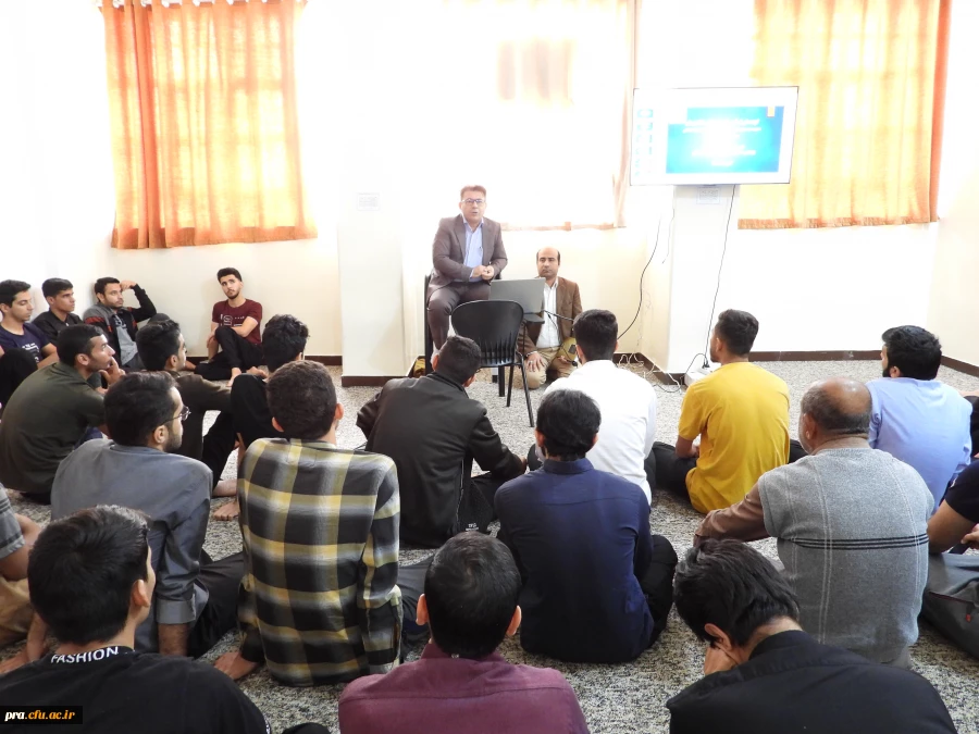 ارائه ابلاغ شیوه نامه انضباطی توسط معاونت هماهنگی و پشتیبانی پردیس دکتر حاذق نژاد به دانشجو معلمان مرکز دکتر حسابی 3