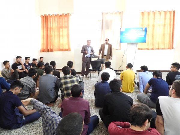 ارائه ابلاغ شیوه نامه انضباطی توسط معاونت هماهنگی و پشتیبانی پردیس دکتر حاذق نژاد به دانشجو معلمان مرکز دکتر حسابی 4