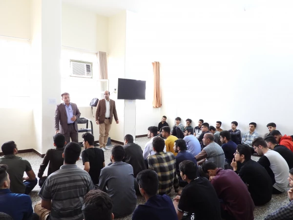 ارائه ابلاغ شیوه نامه انضباطی توسط معاونت هماهنگی و پشتیبانی پردیس دکتر حاذق نژاد به دانشجو معلمان مرکز دکتر حسابی 5