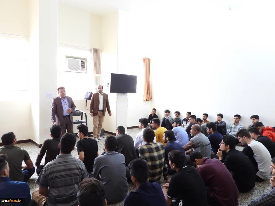 ارائه ابلاغ شیوه نامه انضباطی توسط معاونت هماهنگی و پشتیبانی پردیس دکتر حاذق نژاد به دانشجو معلمان مرکز دکتر حسابی 5